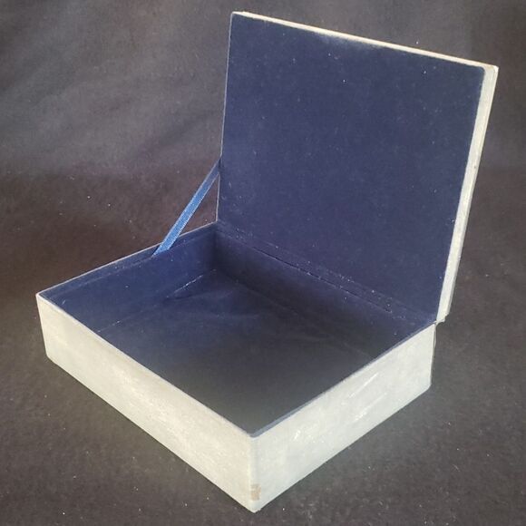 Pretty Vintage 1970s Velvet Lined Box w/ Shiny Intricate Design on Lid 6 x 4.5" - Picture 11 of 12